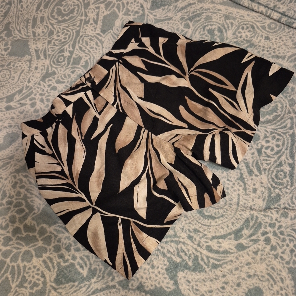 Casual Shorts With Bold Leef Motif